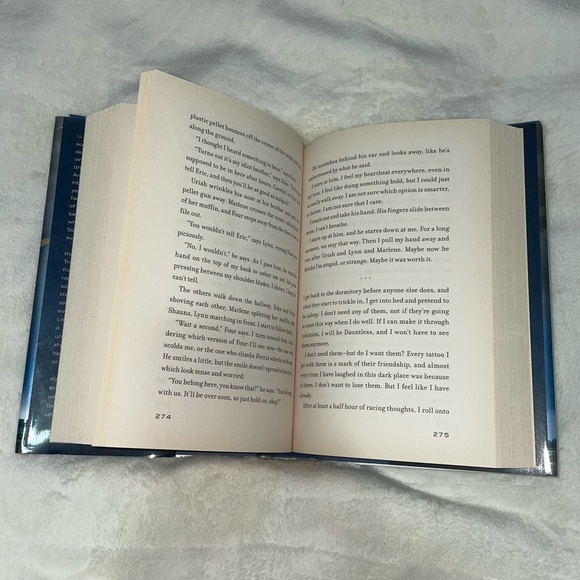 DIVERGENT BOOK HARD COVER by Veronica Roth - Picture 4 of 5